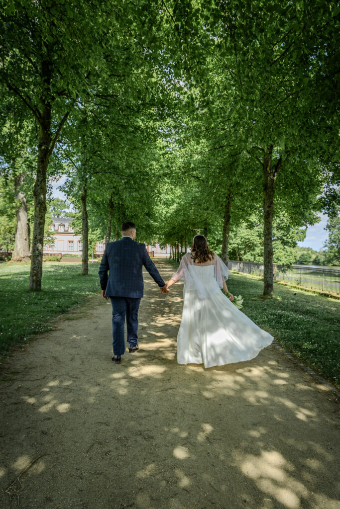 Brautpaar auf einer Allee, Weddings by Jess, Frankfurt und Rhein-Main