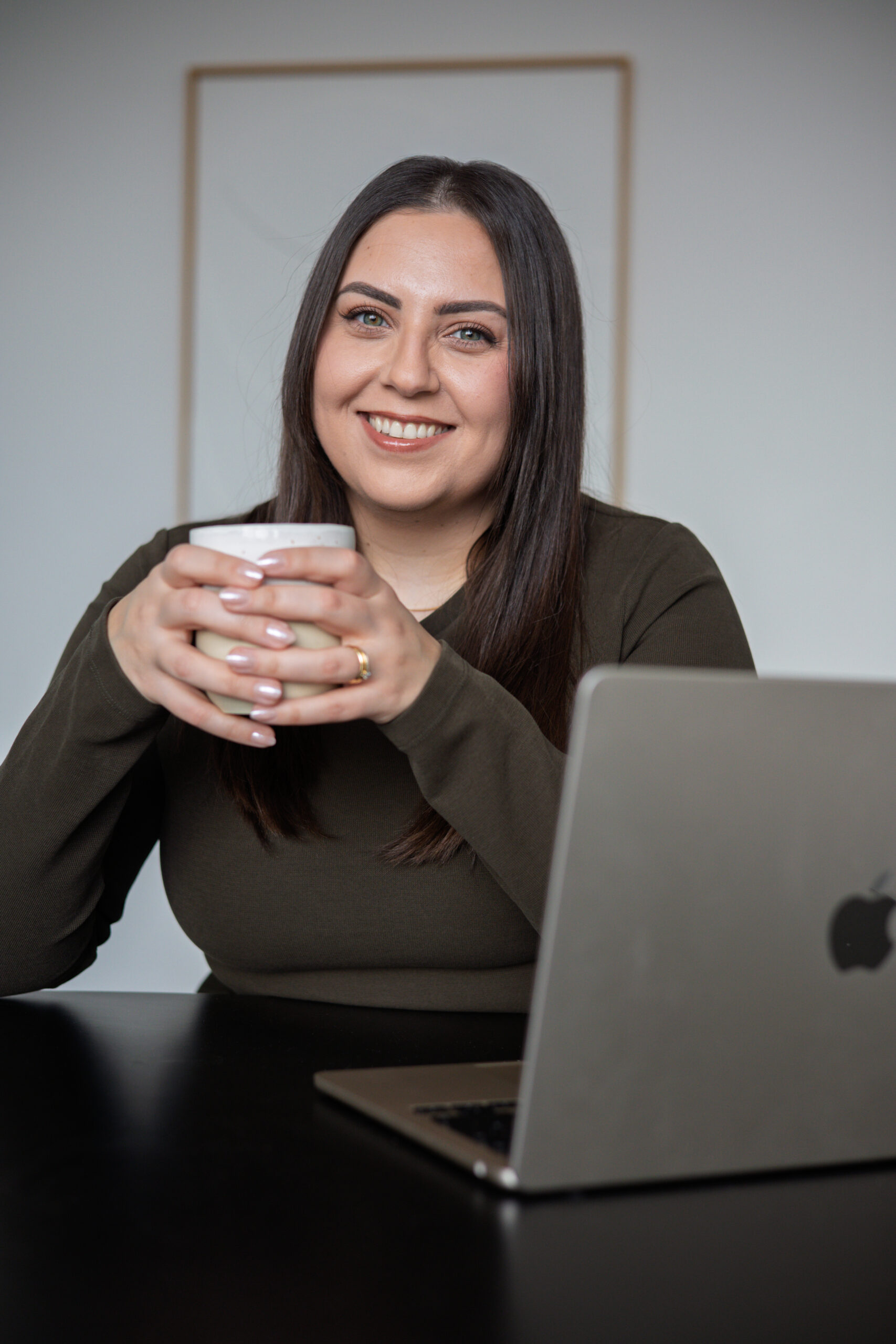 Jessica mit Laptop und Kaffeetasse, Weddings by Jess, Hochzeitsplanung, Rhein-Main